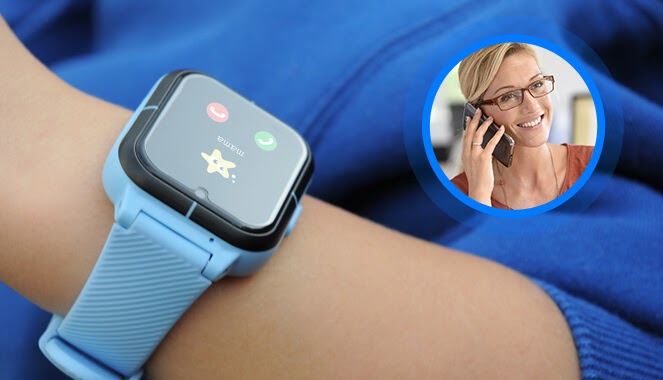 Funkcja telefonu i lokalizacji w zegarku z GPS GJD.11, czyli niebieski zegarek na dłoni chłopca w niebieskim swetrze, na monitorze którego widać, że dzwoni mama oraz małe zdjęcie dzwoniącej przez telefon komórkowy dorosłej kobiety w upiętych blond włosach i okularach