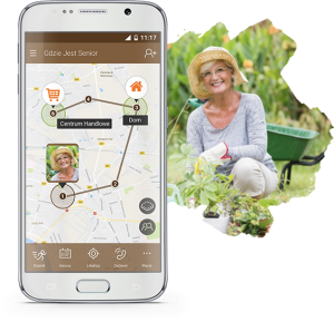 Zdjęcie telefonu komórkowego ze screenem z aplikacji, na której widoczna jest mapa z zaznaczoną lokalizacją starszej kobiety oraz widok seniorki ubranej w słomkowy kapelusz, szarą bluzkę i jasne spodnie, kucającej przy roślinach w ogródku