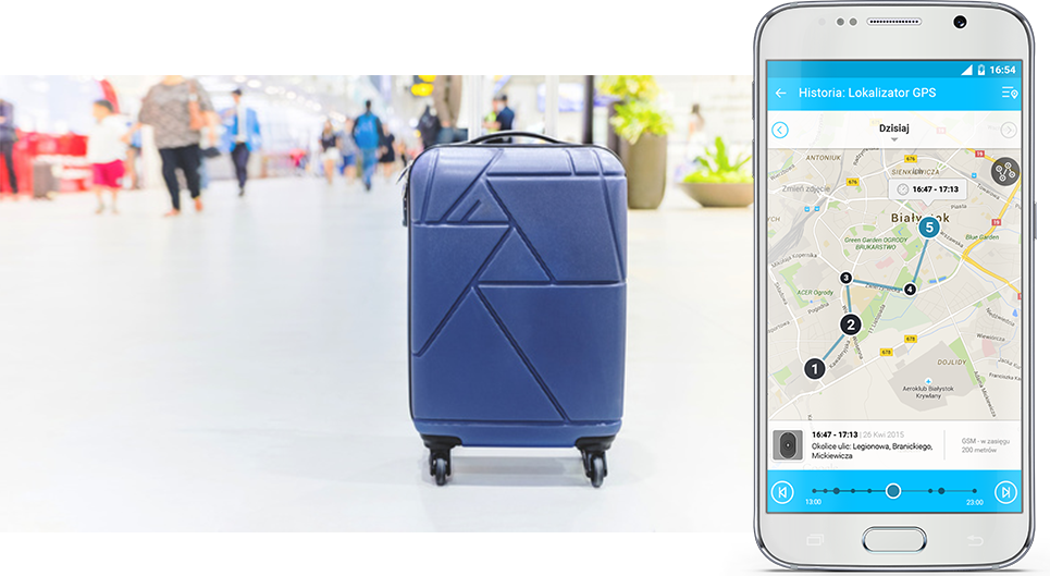 Bagaż podczas podróży z lokalizatorem GPS, czyli niebieska walizka stojąca na kółkach na dużej hali z ludźmi oraz widok białego telefonu komórkowego z widokiem z aplikacji od Bezpiecznej Rodziny z mapą, na której zaznaczone są punkty z historii lokalizacji nadajnika GPS